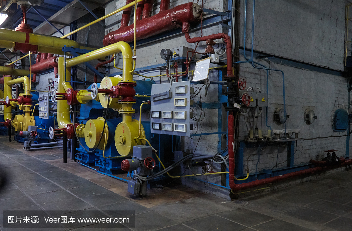 現代化的新型燃氣加熱銅器在鍋爐房工作。