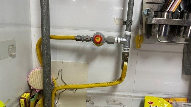 安全提醒:燃?xì)庾蚤]閥,為戶內(nèi)燃?xì)獍踩偌右话驯Ｗo(hù)鎖